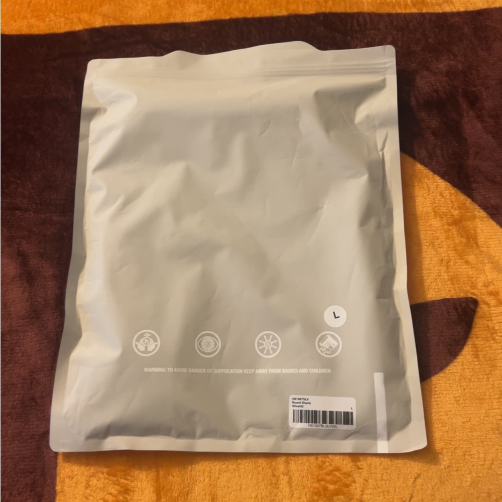 Hidden Gray Geometric Pattern Shorts
Elastic Wais… - image 9